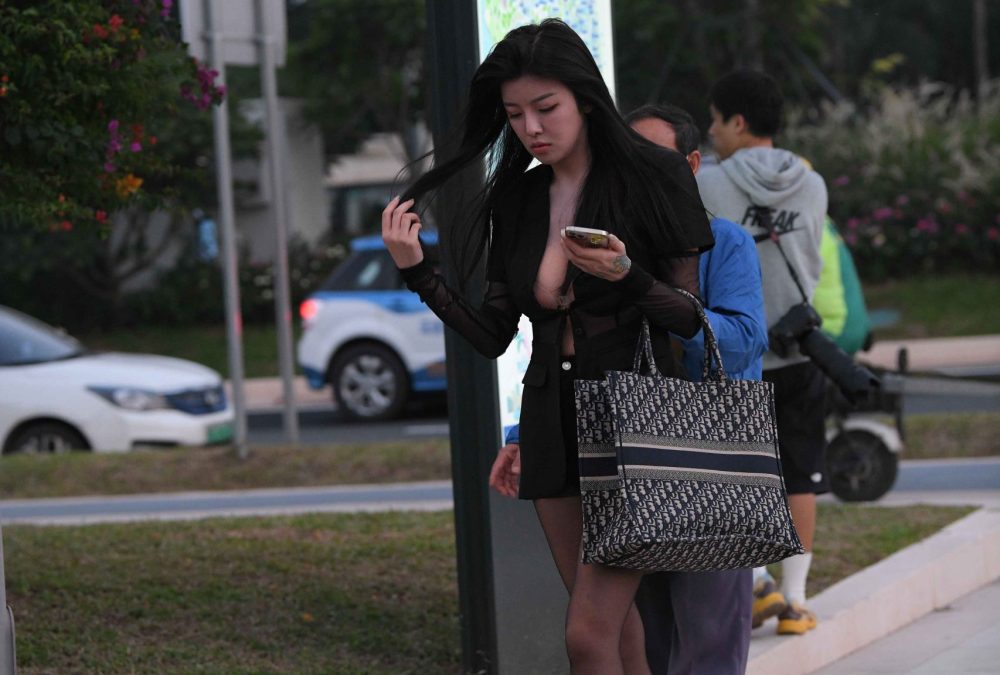 街拍 | 黑色热裤美女缩略图